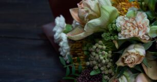 Ljus blombukett med lite grönt