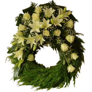 En krans av vita liljor och rosor arrangerade med gröna blad och små vita blommor.